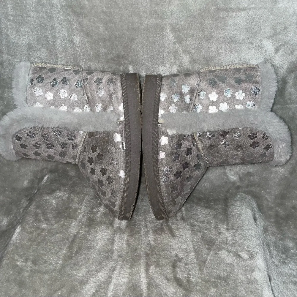 Olivia Miller Girls Gray Silver Flower Slipper Boots Size 12 Cozy Winter